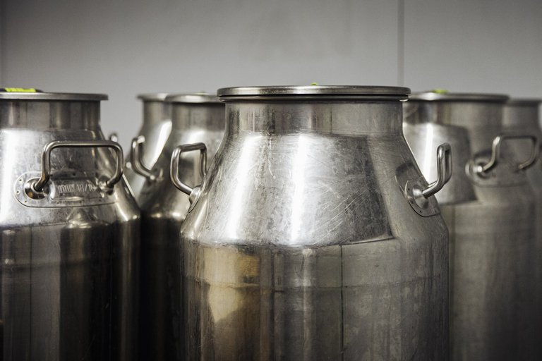 Milchkannen in Fredy's Produktion